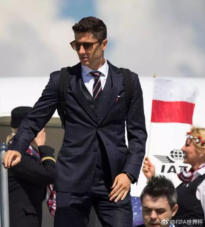 robert lewandowski(莱万)-波兰队 9号,30岁 皮皮被秒到的,是莱万牡 