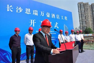 长沙西湖房地产开发有限公司总裁黄泽安,总裁助理高阳,设计总监王贽