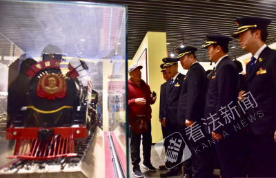 图为“毛泽东号”蒸汽机车的制作人员陆永旺（左一）正在给铁路职工介绍当时制作该机车时的过程 摄/法制晚报·看法新闻 记者 马晓晴