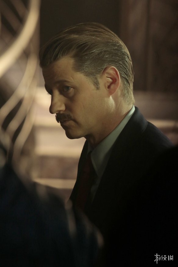 这次剧照并没有穿装备的蝙蝠侠,剧照中包括吉姆·戈登,哈维·布洛克