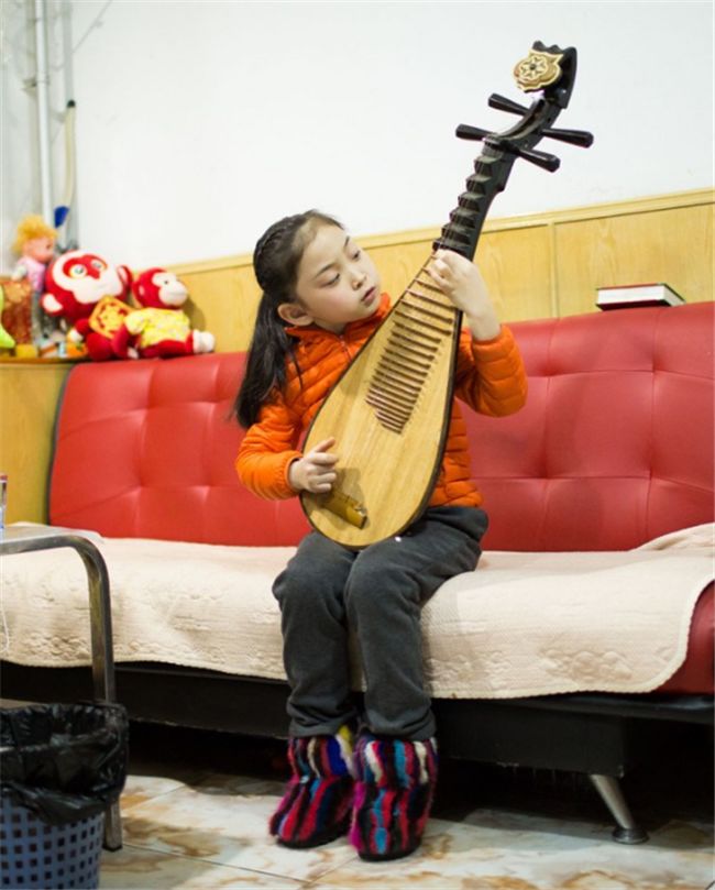 4岁走红三上春晚,如今家喻户晓,但她却只想要回早逝的哥哥|邓鸣璐