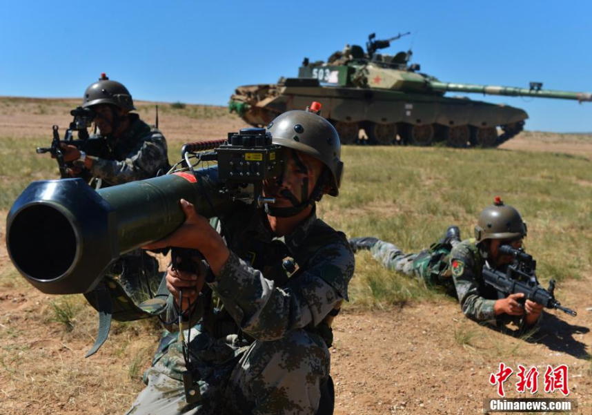 装备99式坦克的解放军合成旅奔赴东方2018演习