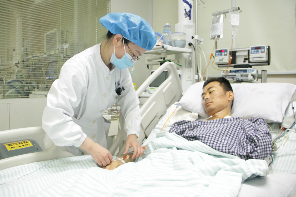 29岁小伙严重心脏病突发室颤, 医生心脏按压1.8万次救回一条命