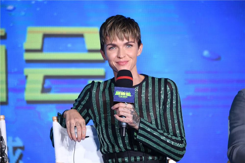 《巨齿鲨》8.10将映,李冰冰大战海洋史前怪兽