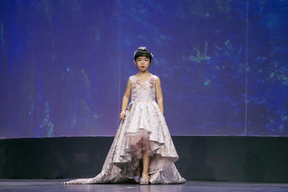 女儿黄芊玲参加走秀比赛 黄奕低调助阵 .