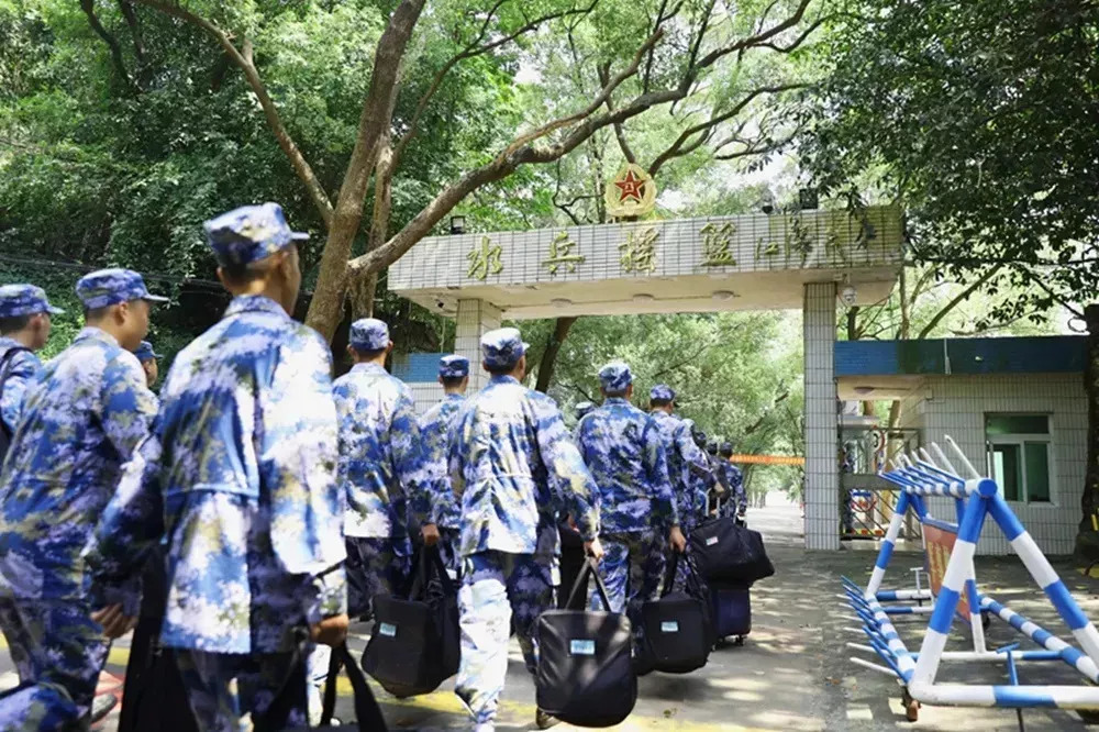 基地格外热闹, 2018年度新兵胸戴大红花, 从祖国的四面八方来到"沙角