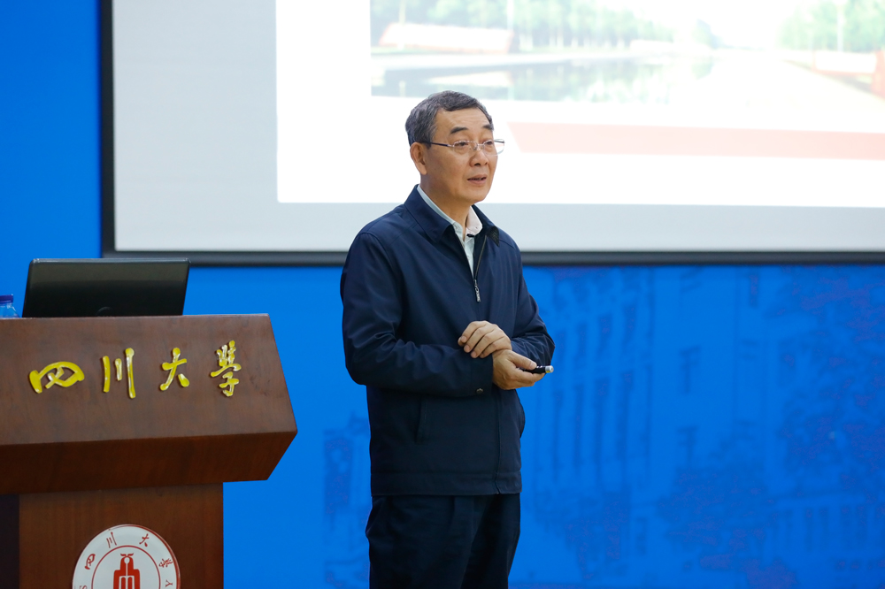 校党委书记王建国为2018级本科新生讲授形势