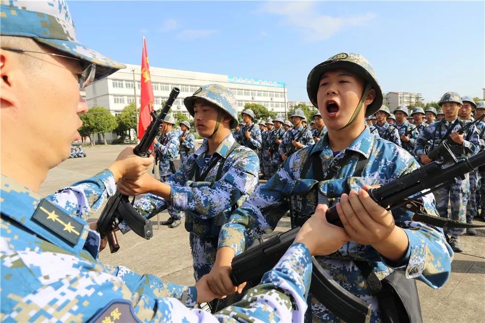 海军新兵授枪仪式,这是军人专属的成人礼
