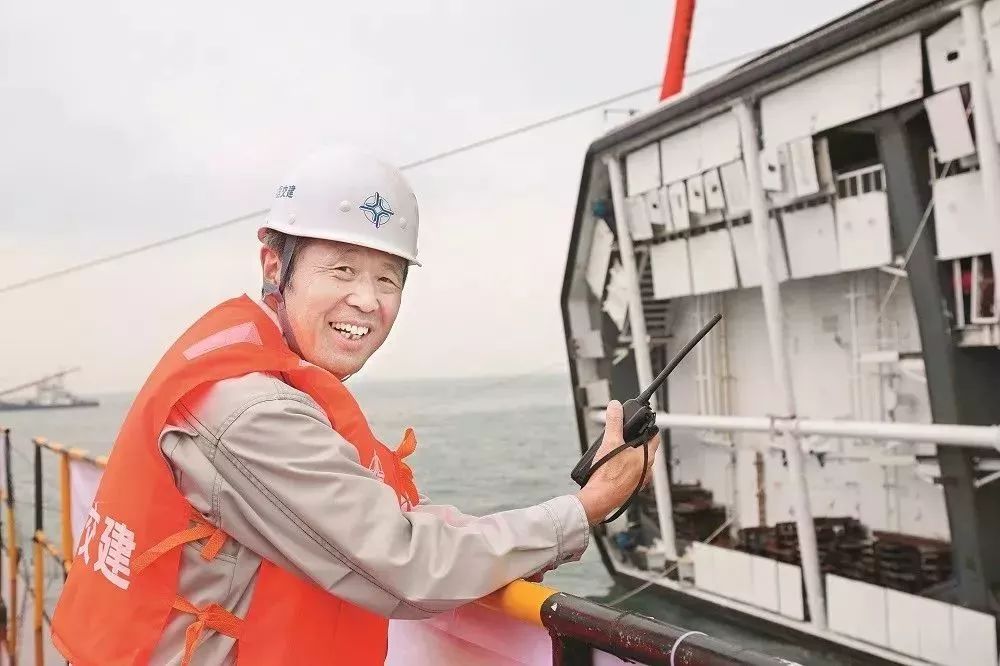 有个人的名字将永远被历史铭记——他就是港珠澳大桥岛隧工程项目总