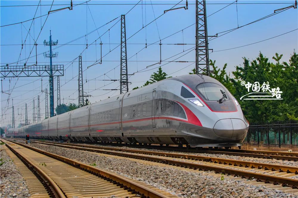 cr400af-a型长编组"复兴号"每列定员达到1193人,与