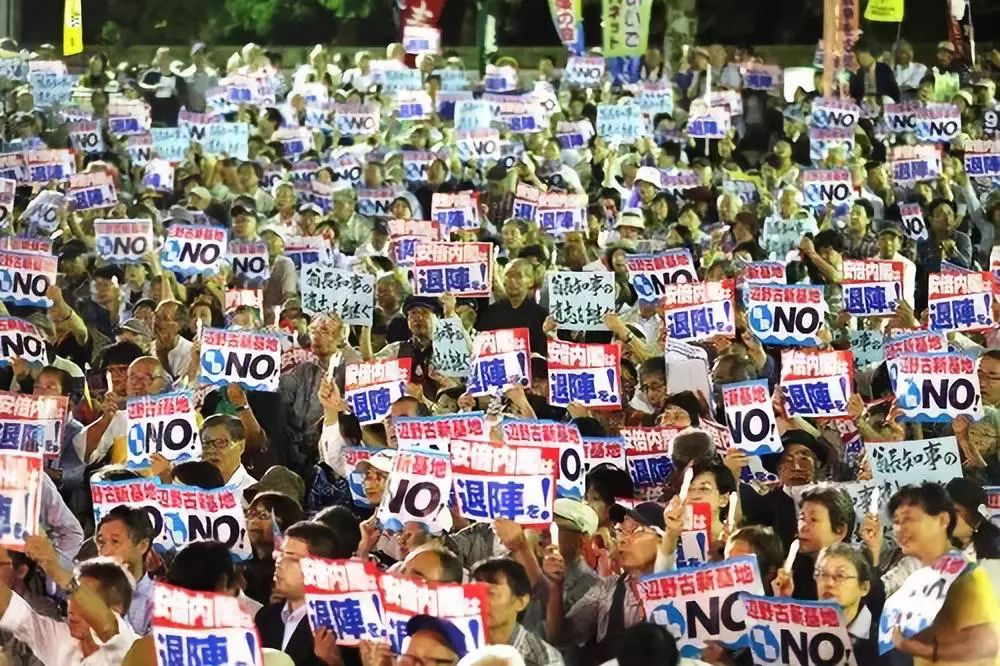  9月19日，近5000人在东京日比谷公园内参加反对新安保法集会。新华社记者杜潇逸摄