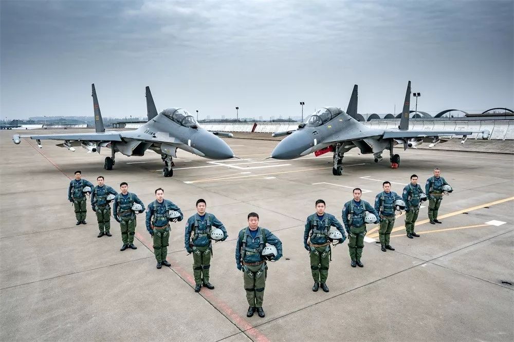 空軍航空兵某旅旅長特技飛行員郝井文藍天有我有我無敵