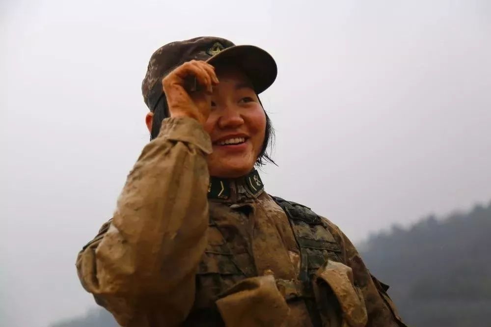 满身泥巴的女兵,美得让人泪目!