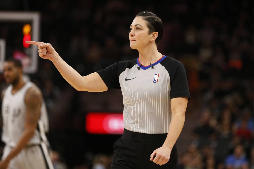 今日图集:nba著名女裁轩然的赛场英姿