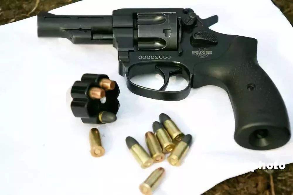 "6枪打不死一条狗"!中国为啥研制威力这么小的05转轮手枪?|轻武专栏
