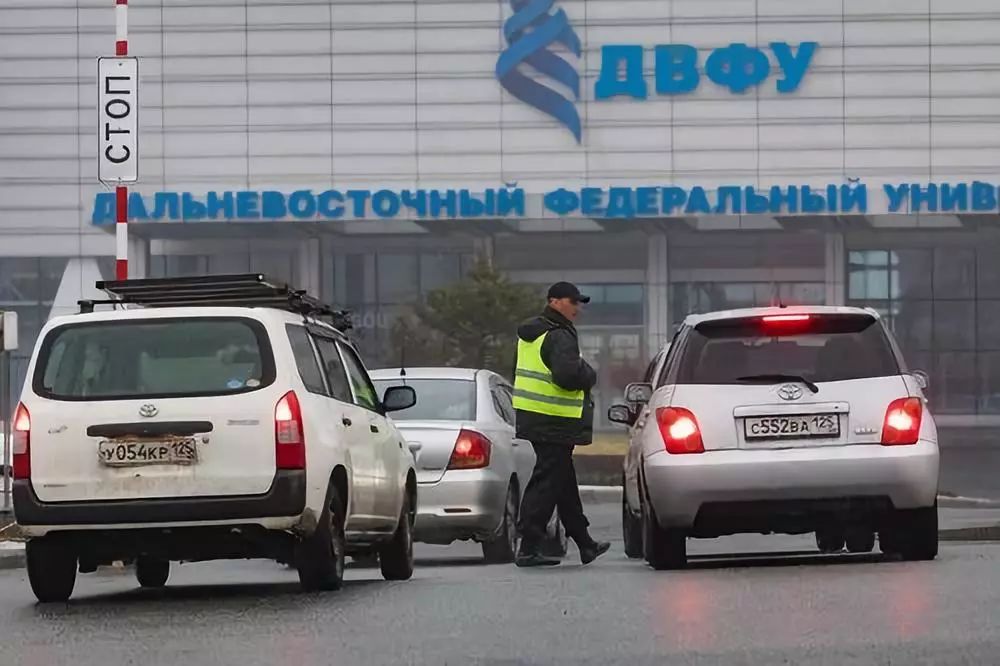 4月23日，在俄罗斯符拉迪沃斯托克的远东联邦大学，安保人员对准备进入校园的车辆进行安全检查。新华社记者白雪骐摄