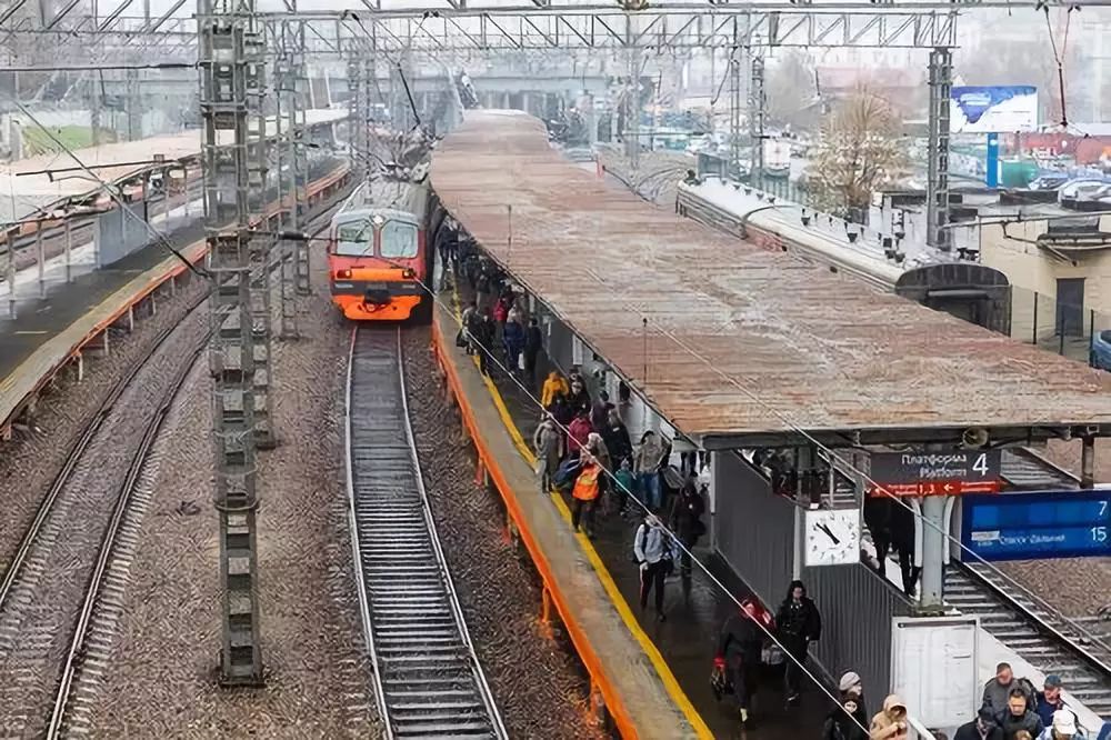 4月23日，在俄罗斯符拉迪沃斯托克，乘客在火车站站台上走过。新华社记者白雪骐摄