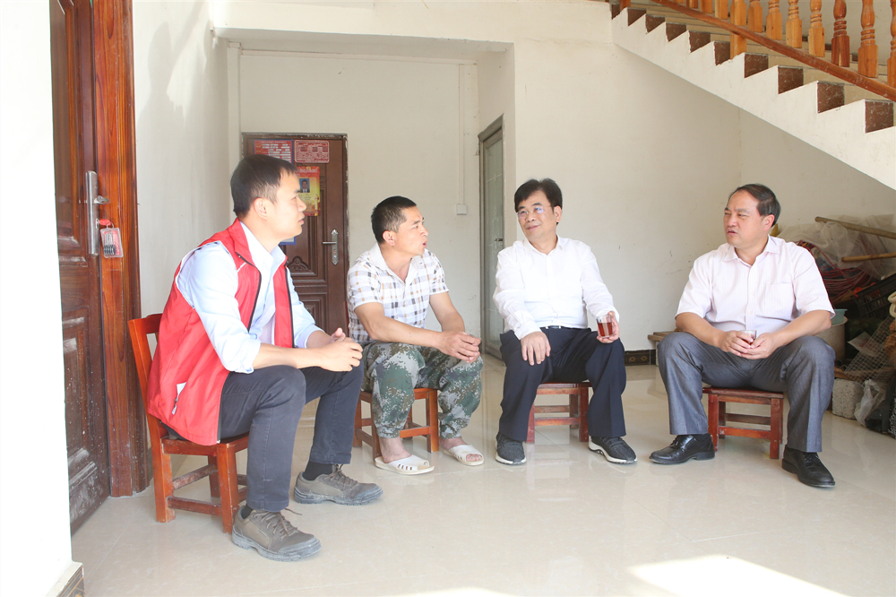 副院长林玉棠,百色市中院院长刘红云,乐业县委书记方志高等领导陪同