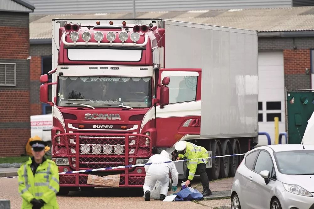 2019年10月23日，英国埃塞克斯郡一辆货车货柜内发现有39具尸体，警方在现场调查。