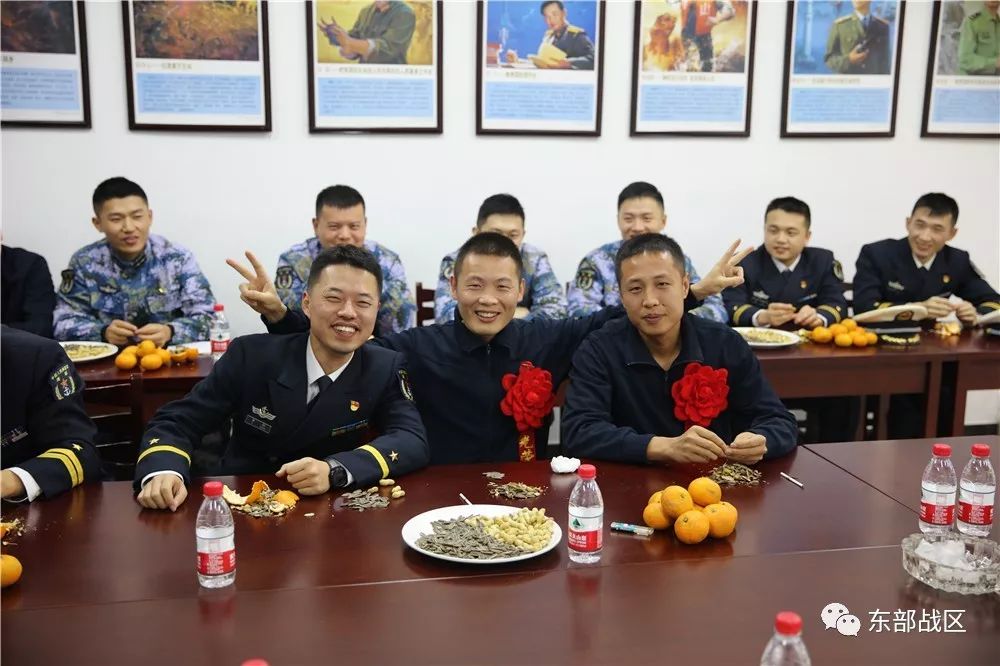 欢送退役老兵茶话会.▲与退役士兵合影,依依惜别.