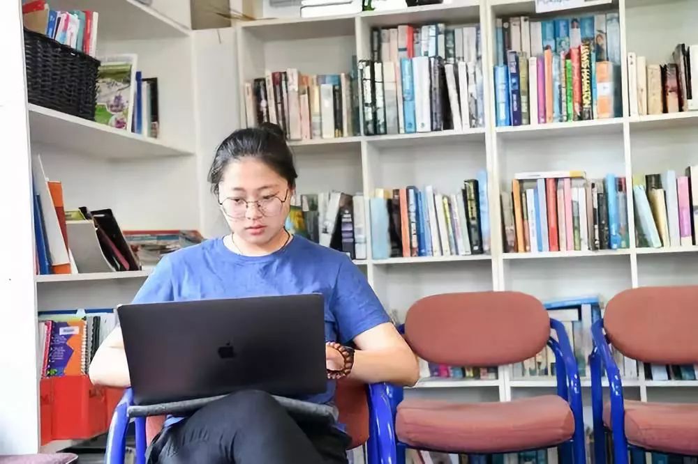 11月28日,乔巾哲在新西兰罗托鲁阿初级中学备课。新华社记者郭磊摄
