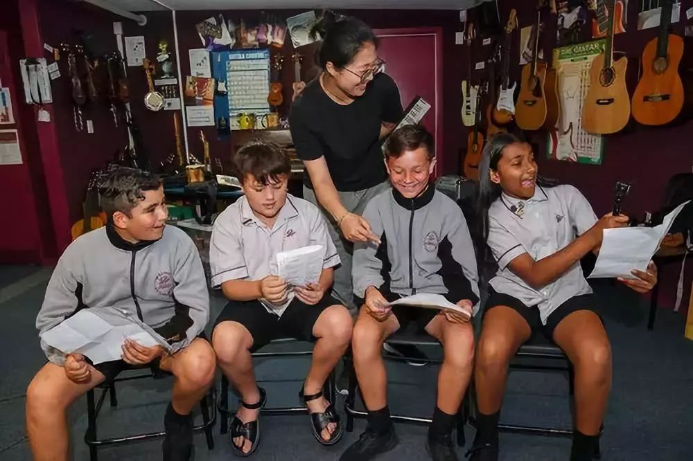 在新西兰罗托鲁阿初级中学，乔巾哲（中）指导学生练习中文歌曲“Kia Ora，都来吧”。新华社记者郭磊摄