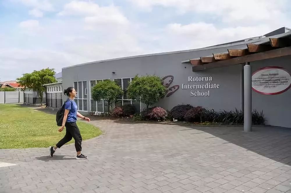 11月28日,汉语助教乔巾哲来到新西兰罗托鲁阿初级中学开始工作。新华社记者郭磊摄