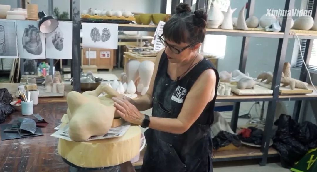 ▲克里斯蒂亚娜正在制作陶瓷艺术品。（新华社报道截图）