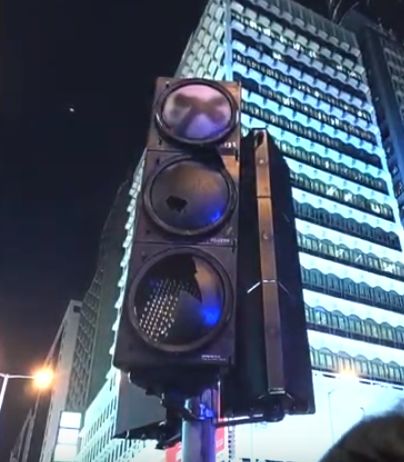 香港警方在记者会上展示被破坏的交通灯画面（港媒截图）