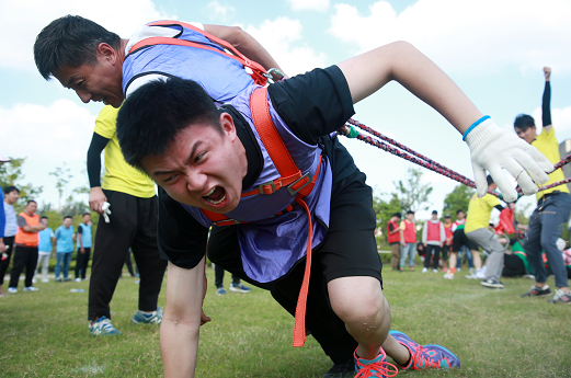 图说:趣味拔河比赛 官方图为深入开展"亿万农民健身活动",着力推动