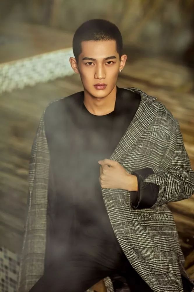 所以你觉得他怎么样!有可能会成为赵磊,郝允祥之后的国际男模吗?