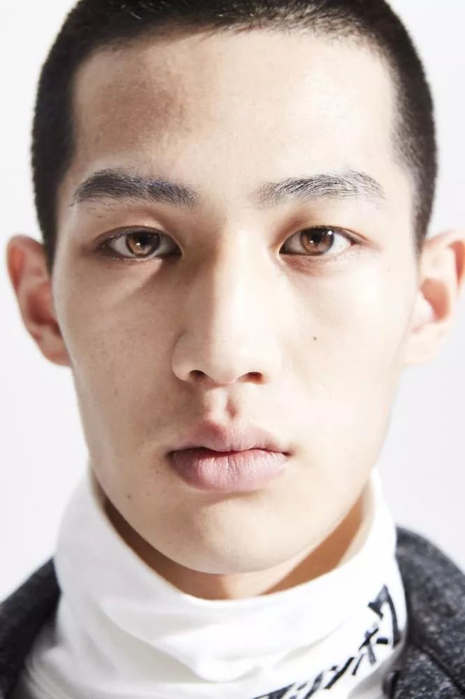 所以你觉得他怎么样!有可能会成为赵磊,郝允祥之后的国际男模吗?