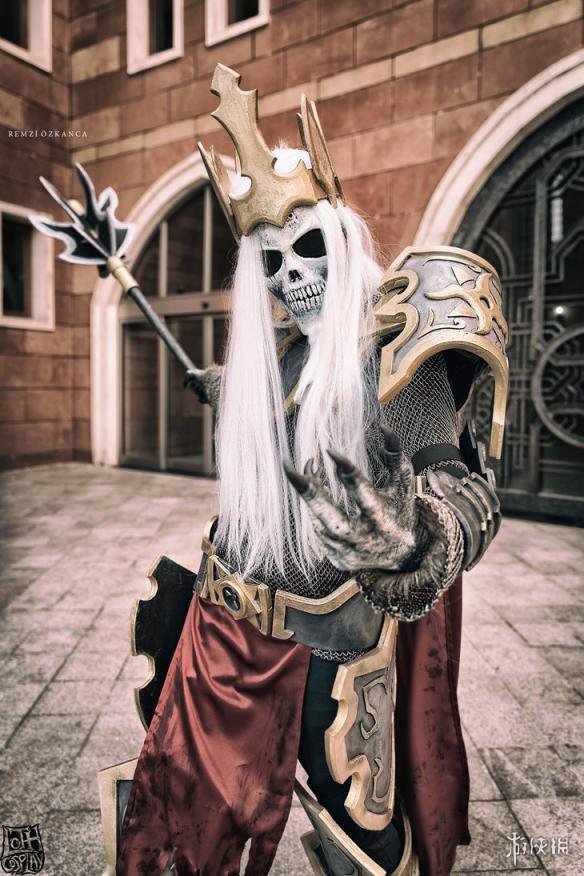 暗黑破坏神3骷髅王cos一头飘逸白发堪称神还原