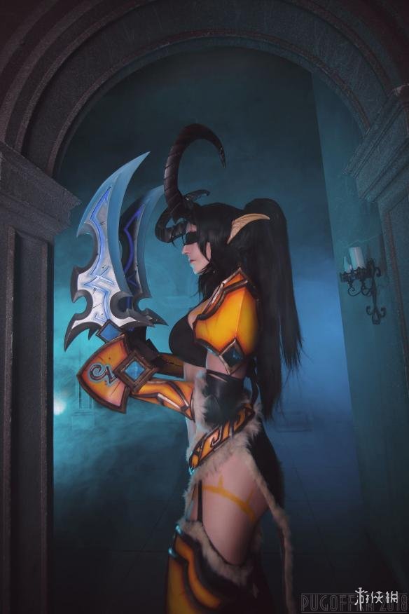 毛妹cos《魔兽世界》瓦莉拉 南半球微露展现性感身材