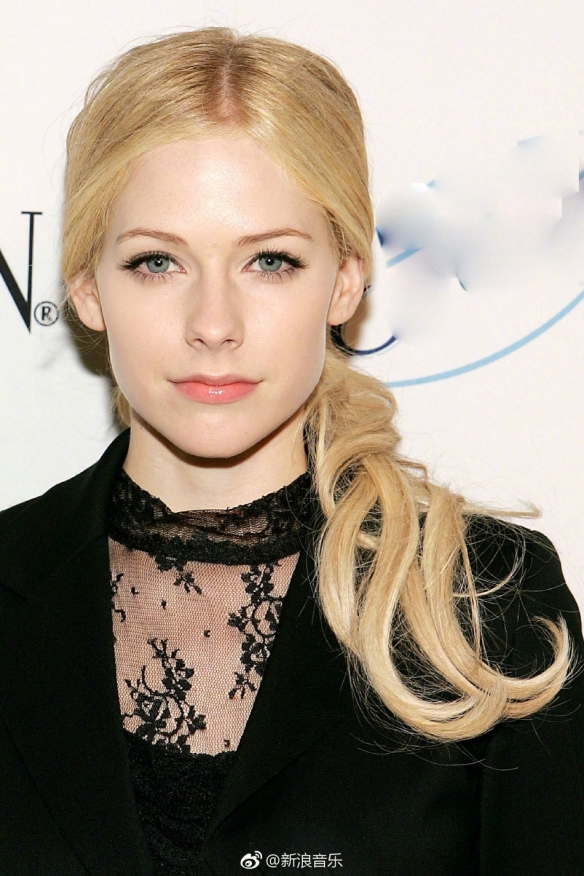 不画烟熏妆?摇滚女歌手艾薇儿淡妆出席活动