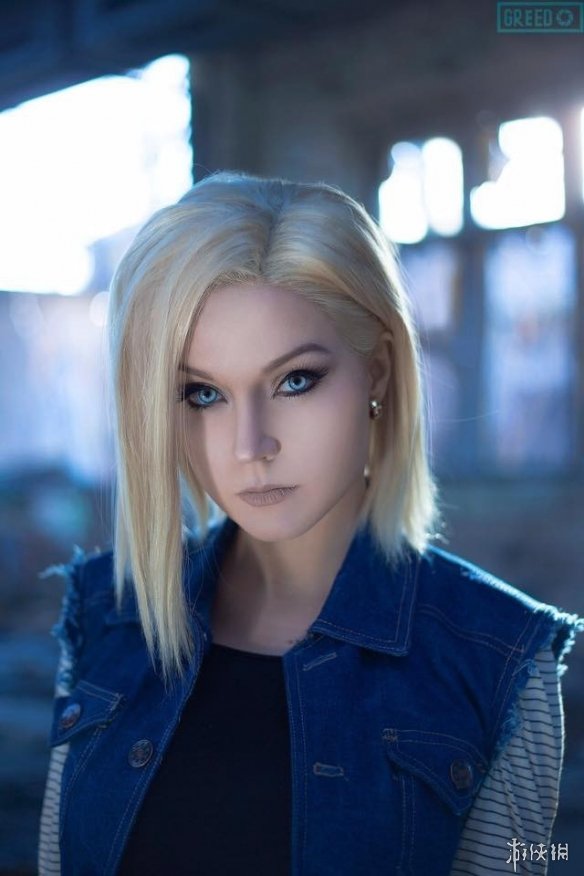 德妹cos《龙珠格斗z》人造人18号 冷艳御姐杀气满满