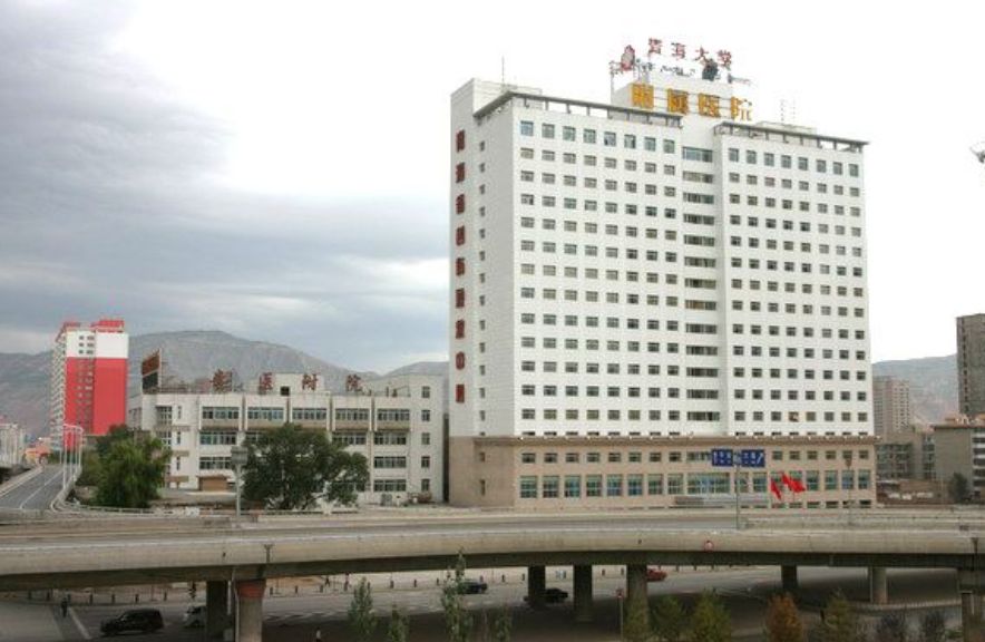 青海大学附属医院检查身体卓玛来到了青海省西宁市的在家人的陪伴下
