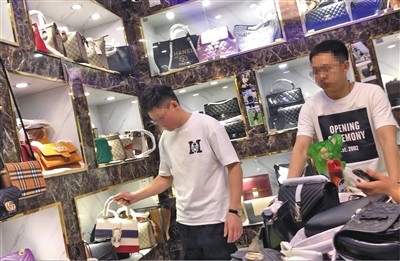 3月15日，两位海淘店老板来到桂花岗小区高仿窝点选购假冒奢侈品。