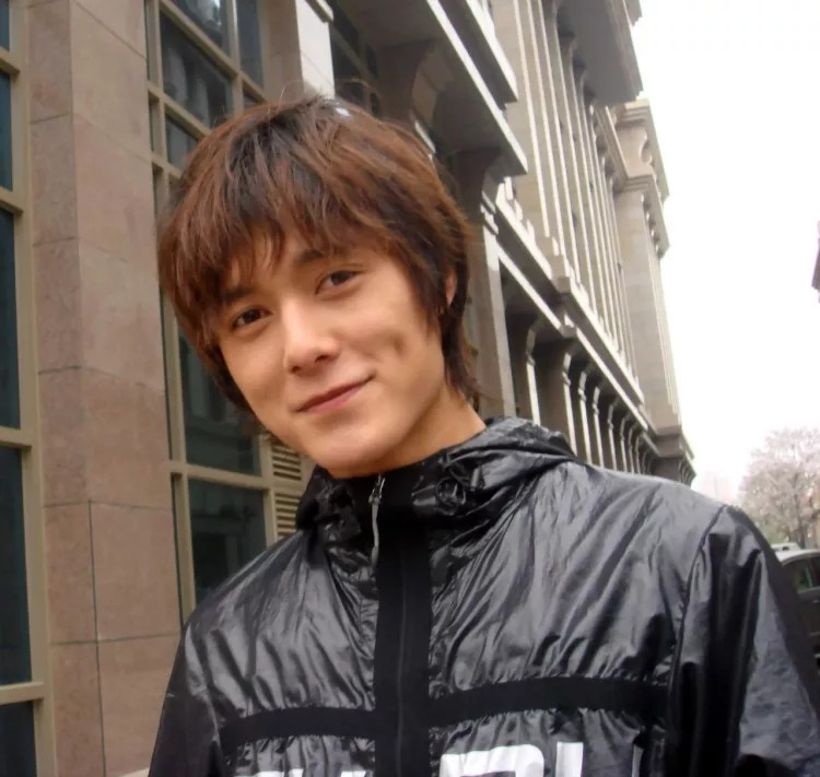 好久不见还记得铠甲勇士里的西钊吗他现在长这样啦