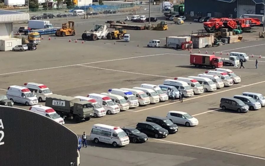 2月7日，船下停满救护车，确诊病例将被送往医院隔离治疗。受访者供图