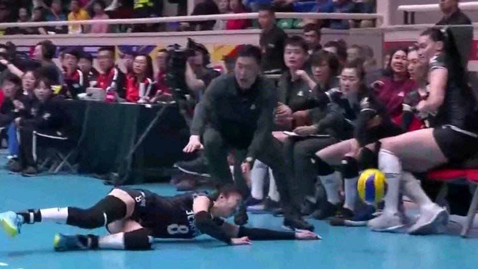 女排决赛北京队涉险赢首战,主帅为保护队员摔
