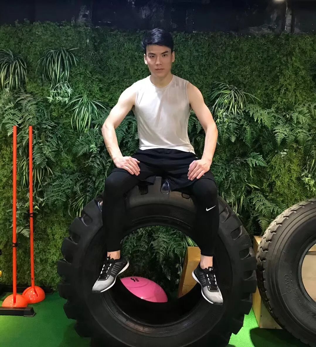 肌肉型男大鹏的抖音首秀!竟然表演大变活人……速来围观!