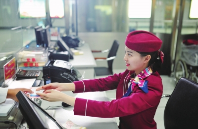 " 武汉地铁"梅花红"用责任温暖城市   武汉地铁制服的颜色是梅花红,它