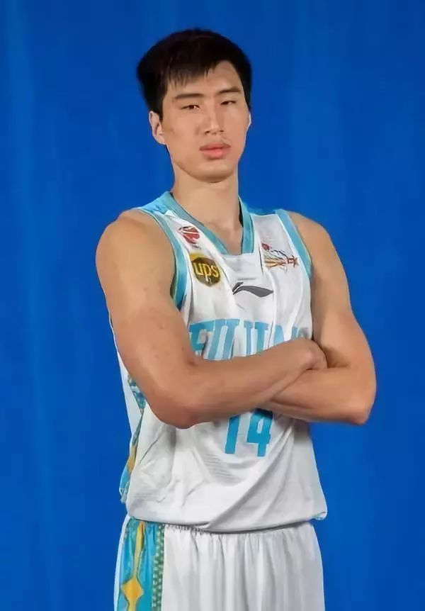 一名成长于福建的本土球员司职前锋,他就是 黄毅超身高1米98,体重75kg