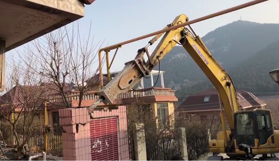 随着第一击,锤进石头院门,金鸡岭片区违建打响2019年第一炮.