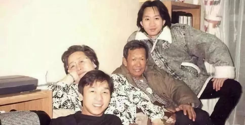 黄家驹黄家强的全家福