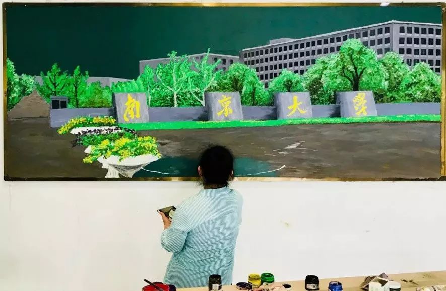 南大保洁阿姨3d黑板报火了网友戏称被耽误的艺术家