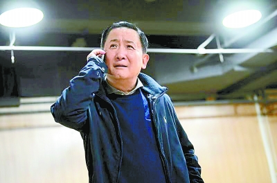 不然谁能想到喜剧演员梁天和舞蹈家刘岩竟然会和北京人艺的众多演员在