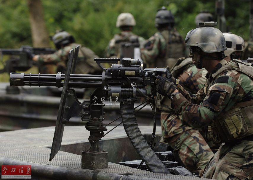 swcc队员架起gau-17a速射机枪警戒,背景还能看到另一艘soc-r艇.