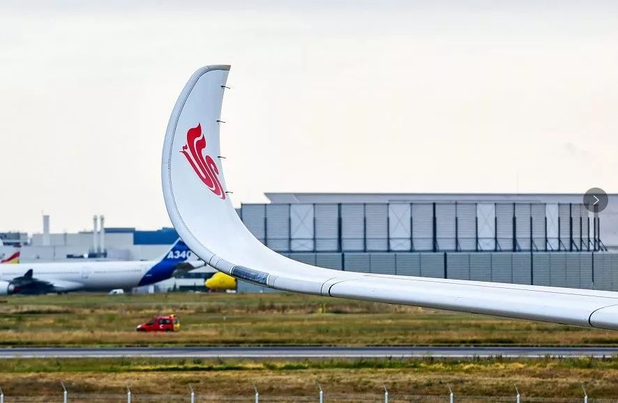 大陆首架a350客机抵京:头戴"墨镜",翼尖仿造猎鹰翅膀